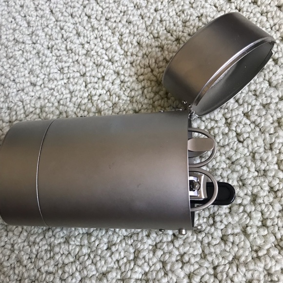 💅6 pc travel manicure kit in metal case, NWOT - Picture 3 of 5